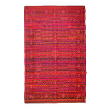 Lade das Bild in den Galerie-Viewer, Outdoor-Teppich aus gewebtem Kunststoff von Talking Tables, Modell "Boho Spice". Der Teppich ist rot-orange-pink-schwarz meliert mit blassem orientalischen Muster.