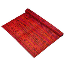 Lade das Bild in den Galerie-Viewer, Outdoor-Teppich aus gewebtem Kunststoff von Talking Tables, Modell "Boho Spice". Der Teppich ist rot-orange-pink-schwarz meliert mit blassem orientalischen Muster.