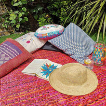 Lade das Bild in den Galerie-Viewer, Outdoor-Teppich aus gewebtem Kunststoff von Talking Tables, Modell "Boho Spice". Der Teppich ist rot-orange-pink-schwarz meliert mit blassem orientalischen Muster.