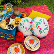 Lade das Bild in den Galerie-Viewer, Outdoor-Teppich aus gewebtem Kunststoff von Talking Tables, Modell "Boho Spice". Der Teppich ist rot-orange-pink-schwarz meliert mit blassem orientalischen Muster.