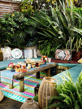 Lade das Bild in den Galerie-Viewer, Outdoor-Teppich aus gewebtem Kunststoff, Modell "Global Gathering". Bunt gestreiftes Muster in kräftigen Farben.