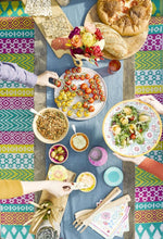 Lade das Bild in den Galerie-Viewer, Outdoor-Teppich aus gewebtem Kunststoff, Modell "Global Gathering". Bunt gestreiftes Muster in kräftigen Farben.