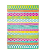 Lade das Bild in den Galerie-Viewer, Outdoor-Teppich aus gewebtem Kunststoff, Modell "Global Gathering". Bunt gestreiftes Muster in kräftigen Farben.