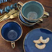 Lade das Bild in den Galerie-Viewer, Tasse aus der Geschirrserie Azur mir reaktiver Glasur in blau und goldenem Rand und Henkel. Im Stil von Motel a Miio.