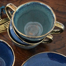 Lade das Bild in den Galerie-Viewer, Tasse aus der Geschirrserie Azur mir reaktiver Glasur in Grün und goldenem Rand und Henkel. Im Stil von Motel a Miio.