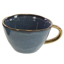 Tasse aus der Geschirrserie Azur mir reaktiver Glasur in blau und goldenem Rand und Henkel. Im Stil von Motel a Miio.