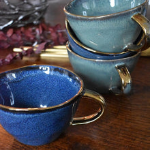 Lade das Bild in den Galerie-Viewer, Tasse aus der Geschirrserie Azur mir reaktiver Glasur in blau und goldenem Rand und Henkel. Im Stil von Motel a Miio.