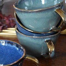 Lade das Bild in den Galerie-Viewer, Tasse aus der Geschirrserie Azur mir reaktiver Glasur in Grün und goldenem Rand und Henkel. Im Stil von Motel a Miio.
