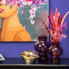 Lade das Bild in den Galerie-Viewer, Deko-Beispiel von 2 violetten Glasvasen mit Trockenblumen.