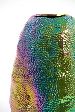 Lade das Bild in den Galerie-Viewer, Detailaufnahme der bunt schillernden Oberfläche der Blumenvase.