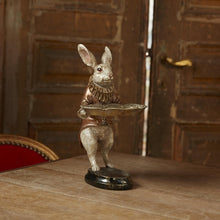 Lade das Bild in den Galerie-Viewer, Hasenfigur mit Goldschimmer im Butler-Outfit mit kleinem Tablett.