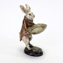 Lade das Bild in den Galerie-Viewer, Hasenfigur in historischem Butlerkostüm mit Tablett in den Händen.