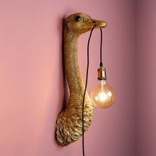 Lade das Bild in den Galerie-Viewer, Lampe Franz Josef von Werner Voß. Die Wandlampe sieht aus wie der Hals von einem Strauß und ist gold-farben. Der Vogel sieht aus, als ob er aus der Wand guckt und hält das Kabel mit Glühbirne im Schnabel. Tolle Design-Leuchte im Bold-Interior oder Urban-Jungle-Stil von Voss.