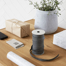 Lade das Bild in den Galerie-Viewer, Monograph Geschenkband "Glitter", 30 m