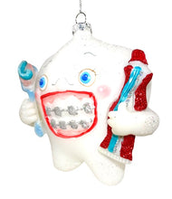 Lade das Bild in den Galerie-Viewer, Weihnachtsbaumschmuck aus Glas in Form eines Zahns mit Zahncreme, Zahnbürste und Zahnspange.