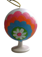 Lade das Bild in den Galerie-Viewer, Rückansicht des Weihnachtsanhängers des Ball Chair mit 60er-Jahre inspiriertem Blumenmotiv.
