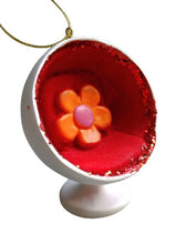 Lade das Bild in den Galerie-Viewer, Weihnachtsanhänger im Stil des Ball Chair, verziert mit Blumen und Glitter.
