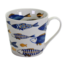 Lade das Bild in den Galerie-Viewer, Becher von Werner Voß aus der Geschirr-Serie Blue Fish. Weiße Porzellan-Tasse mit Fisch-Muster in blau und gold.