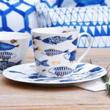 Lade das Bild in den Galerie-Viewer, Becher von Werner Voß aus der Geschirr-Serie Blue Fish. Weiße Porzellan-Tasse mit Fisch-Muster in blau und gold.