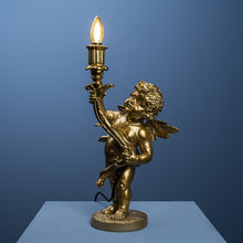 Lade das Bild in den Galerie-Viewer, Lampe "Angelo" von Werner Voß in Form eines goldenen Engels, der eine Fackel hält, in die die Glühbirne eingeschraubt werden kann.