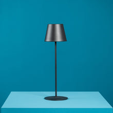 Lade das Bild in den Galerie-Viewer, Tischleuchte Lys von Werner Voß in schwarz vor blauem Hintergrund