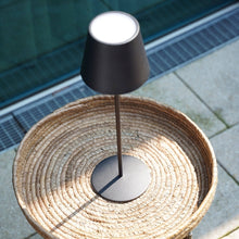 Lade das Bild in den Galerie-Viewer, Tischleuchte Lys in schwarz von Werner Voss auf einem Korbtablett dekoriert.