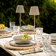 Lade das Bild in den Galerie-Viewer, Tischleuchte Lys von Werner Voß in der Farbe Taupe, dekoriert auf einem Esstisch im Outdoor-Bereich