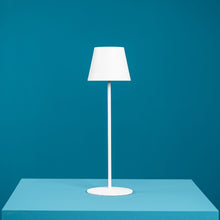 Lade das Bild in den Galerie-Viewer, Tischleuchte Lys von werner Voß in weiß vor blauem Hintergrund.