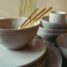 Lade das Bild in den Galerie-Viewer, Kleine Schale aus der Geschirrserie "Pearl" von Werner Voß. Die Schale ist ideal für Müsli, Joghurt oder Desserts. Sie hat eine graue Glasur mit dunklen Sprenkeln im rustikalen Look.