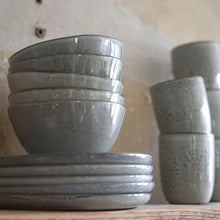 Lade das Bild in den Galerie-Viewer, Kleine Schale aus der Geschirrserie "Pearl" von Werner Voß. Die Schale ist ideal für Müsli, Joghurt oder Desserts. Sie hat eine graue Glasur mit dunklen Sprenkeln im rustikalen Look.