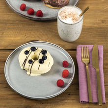 Lade das Bild in den Galerie-Viewer, Das Geschirr "Pearl" von Werner Voß hat eine graue Lasur mit dunklen Sprenkeln, die ihm einen rustikalen Look verleihen. Das Material ist robustes Steinzeug.