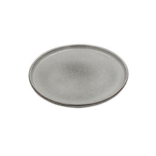 Lade das Bild in den Galerie-Viewer, Kleiner Teller aus der Geschirrserie "Pearl" von Werner Voß. Der flache Teller hat einen 2 cm hohen Rand und ist aus Steingut mit grauer Glasur mit dunklen Sprenkeln. Ideal für Frühstück, Kuchen und Desserts.