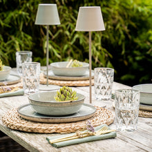 Lade das Bild in den Galerie-Viewer, Gedeckter Tisch mit den tiefen Tellern und Esstellern aus der Geschirrserie "Pearl" von Werner Voß. Die Teile haben eine graue Glasur mit dunklen Sprenkeln im rustikalen Look.