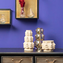 Lade das Bild in den Galerie-Viewer, Dekoratives Arrangement aus 2 Vasen mit Gesichtern und einem Blumentopf mit Gesichtern.