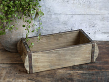 Lade das Bild in den Galerie-Viewer, Chic Antique Ziegelform aus naturbelassenem Holz mit Metallbeschlägen.