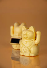 Lade das Bild in den Galerie-Viewer, Myneko by Donkey Winkekatze "Solar", Gelb
