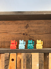 Lade das Bild in den Galerie-Viewer, Myneko by Donkey Winkekatze "Solar", Gelb
