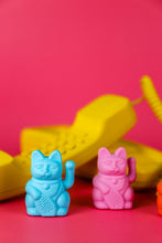 Lade das Bild in den Galerie-Viewer, Myneko by Donkey Winkekatze "Solar", Türkis
