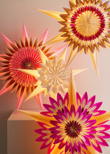 Lade das Bild in den Galerie-Viewer, Bungalow Papierstern &quot;Aurora&quot;, 70 cm
