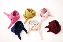 Lade das Bild in den Galerie-Viewer, Calie Paris Strickschal "Sophie Scarf", hellblau
