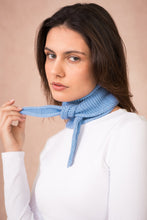 Lade das Bild in den Galerie-Viewer, Calie Paris Strickschal "Sophie Scarf", hellblau
