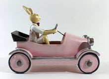 Lade das Bild in den Galerie-Viewer, Osterdeko von Clayre und Eef in Form eines Osterhasen, der in einem rosa Auto mit heruntergelassenem Verdeck sitzt.

