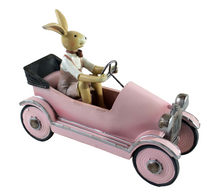 Lade das Bild in den Galerie-Viewer, Deko-Figur von Clayre &amp; Eef in Form eines hellbraunen Osterhasen, der in einem rosa Oldtimer-Cabrio sitzt.
