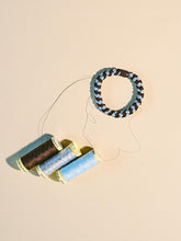 Lade das Bild in den Galerie-Viewer, Kknekki Haargummi "Brown Seablue Glitter Stripe"
