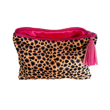 Lade das Bild in den Galerie-Viewer, Kosmetiktasche mit beige-braunem Leoparden bzw. Gepardenmuster und pinkem Innenfutter und Reißverschluss.
