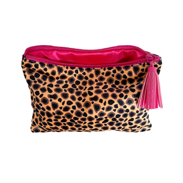 Kosmetiktasche mit beige-braunem Leoparden bzw. Gepardenmuster und pinkem Innenfutter und Reißverschluss.