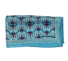 Lade das Bild in den Galerie-Viewer, Seidentuch "Mini Albertine Turquoise" von Les Belles Vagabondes in Türkis mit Blumenmuster in Weiß, Bordeaux und Navy.
