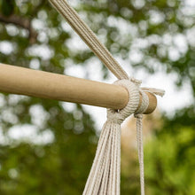 Lade das Bild in den Galerie-Viewer, Details der Aufhängung des Makramee-Sitz am Holz-Spreizstab.
