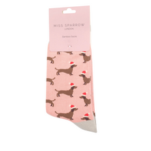 Lade das Bild in den Galerie-Viewer, Ms. Sparrow Socken &quot;Dackel mit Weihnachtsmützen&quot;, rosa
