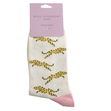 Lade das Bild in den Galerie-Viewer, Ms. Sparrow Socken "Leoparden", cremeweiß/rosa
